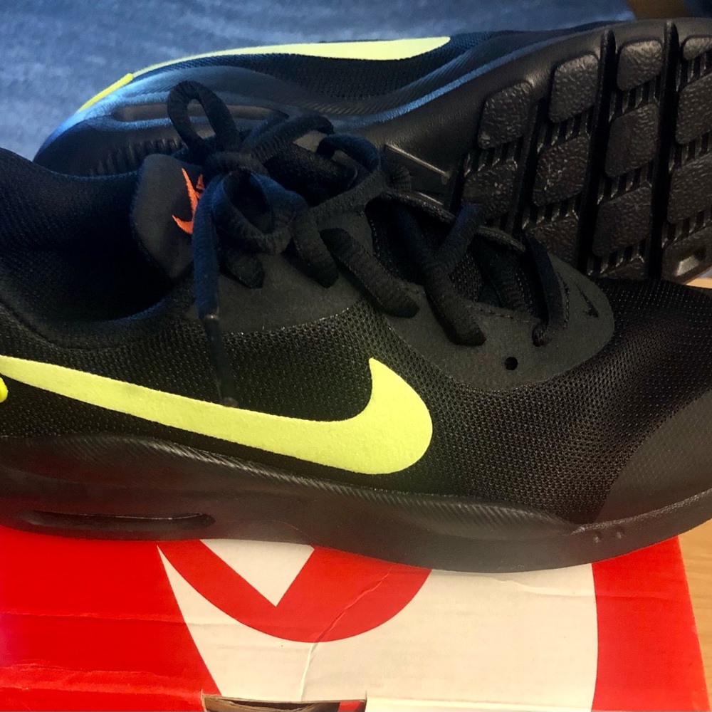 Boys 5Y Nike Air Max Oketo